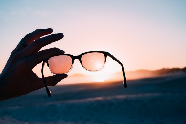 a detailed review and a buying guide of sunglasses for runners